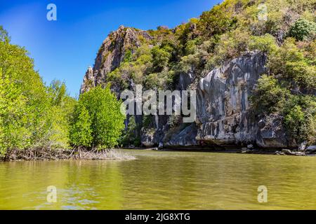 Gita in barca sul Fiume Khao Daeng, Parco Nazionale Khao Sam Roi Yot, Provincia di Prachuap Khiri Khan, Thailandia, Asia Foto Stock