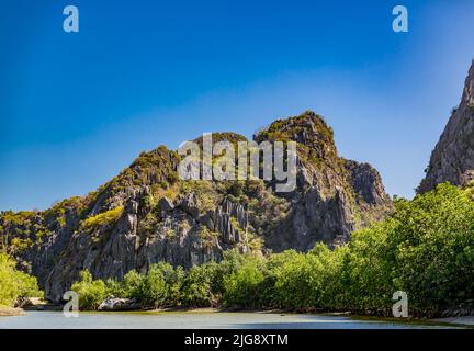 Rocce, gita in barca sul Fiume Khao Daeng, Parco Nazionale Khao Sam Roi Yot, Provincia di Prachuap Khiri Khan, Thailandia, Asia Foto Stock