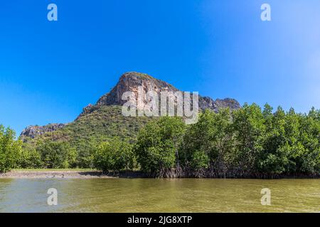 Formazioni rocciose, gita in barca sul Fiume Khao Daeng, Parco Nazionale Khao Sam Roi Yot, Provincia di Prachuap Khiri Khan, Thailandia, Asia Foto Stock