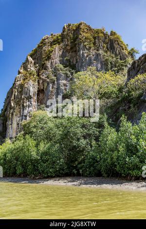 Rocce, gita in barca sul Fiume Khao Daeng, Parco Nazionale Khao Sam Roi Yot, Provincia di Prachuap Khiri Khan, Thailandia, Asia Foto Stock