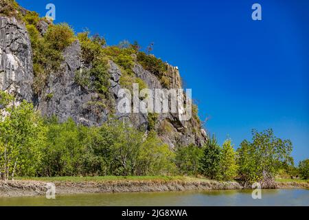 Formazioni rocciose, gita in barca sul Fiume Khao Daeng, Parco Nazionale Khao Sam Roi Yot, Provincia di Prachuap Khiri Khan, Thailandia, Asia Foto Stock