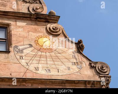 NORIMBERGA, GERMANIA - 10 LUGLIO 2019: La facciata del Museo della Città a Fembo House con un colorato quadrante solare Foto Stock