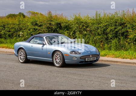 2005 blu Jaguar XKR Convertible Auto 4796cc cabriolet; lungo il tragitto per la Hoghton Tower per la Supercar Summer Showtime, incontro organizzato dalle Great British Motor Show a Preston, Regno Unito Foto Stock