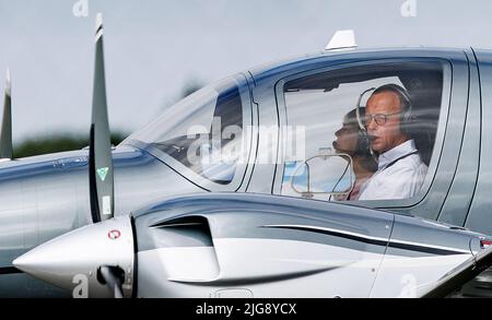 08 luglio 2022, Schleswig-Holstein, Tinnum/Sylt: Leader della CDU Friedrich Merz nell'abitacolo del suo aereo privato. Foto: Axel Heimken/dpa Foto Stock