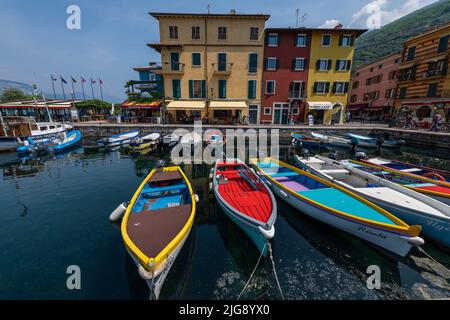 Il porto di Malcesine sul Lago di Garda in Italia. Foto Stock