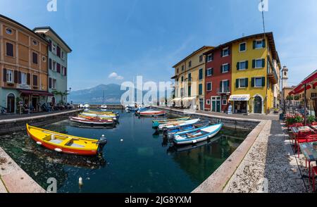 Il porto di Malcesine sul Lago di Garda in Italia. Foto Stock