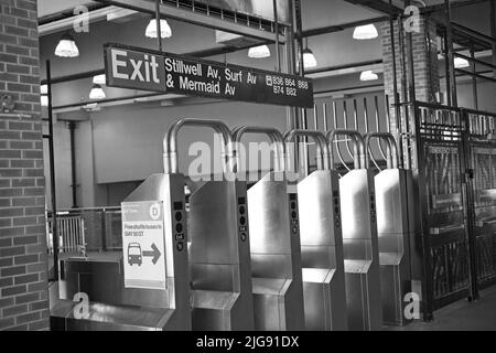 Brooklyn, NY, Stati Uniti d'America - 7 luglio 2022: Tornelli metallici e porte slam alla stazione della metropolitana di Stillwell Avenue Foto Stock