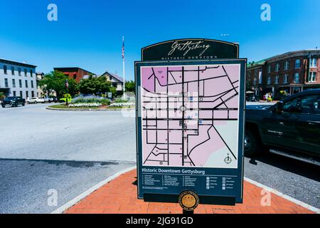 Gettysburg, Pennsylvania, USA – 3 luglio 2022: Un cartello con una mappa delle strade della città storica di Gettysburg si trova in piazza Lincoln, nel centro di t Foto Stock