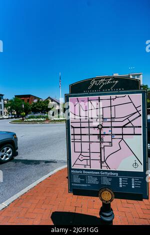 Gettysburg, Pennsylvania, USA – 3 luglio 2022: Un cartello con una mappa delle strade della città storica di Gettysburg si trova in piazza Lincoln, nel centro di t Foto Stock