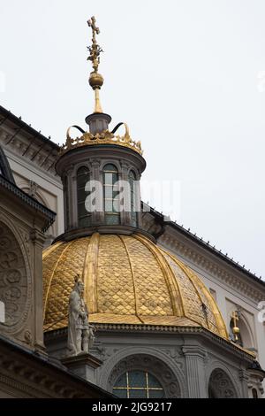 Cupola dorata di una chiesa vista dal basso. Cracovia, una delle città più antiche della Polonia Foto Stock