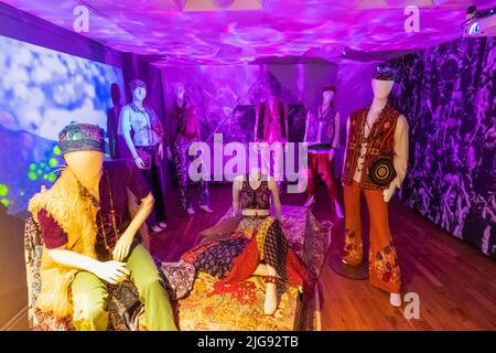 Inghilterra, Londra, Southwark, Bermondsey, il Museo della Moda e del tessuto, esposizione della Moda Hippy Culture degli anni '60 Foto Stock