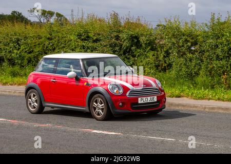 2013 rosso Mini Cooper Opt Start Stop 1598cc benzina hatchback; lungo il tragitto per Hoghton Tower per la Supercar Summer Showtime car incontro che è organizzato da Great British Motor Show a Preston, Regno Unito Foto Stock