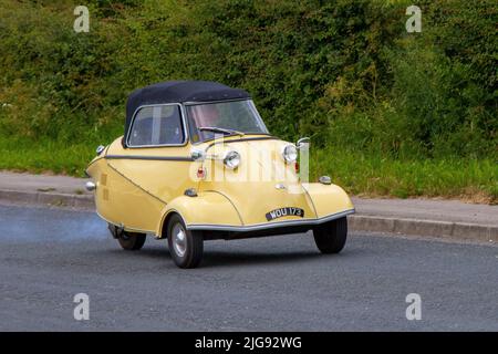 Anni '1959 50 Cinquanta giallo Messerschmitt Bubble Car, KR200, o Kabinenroller Cabin Scooter 191cc in viaggio verso Hoghton Tower per il Supercar Summer Showtime Car Meet, organizzato dalla Great British Motor Show a Preston, Regno Unito Foto Stock