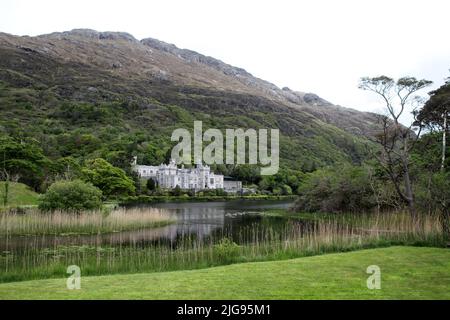 Abbazia di Kylemore - Castello di Kylemore su Pollacapall Lough in Connemara nella Contea di Galway, Irlanda Foto Stock