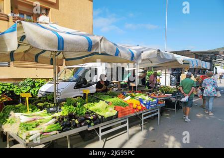 Mercato settimanale a Porto Azzuro sull'isola d'Elba Foto Stock