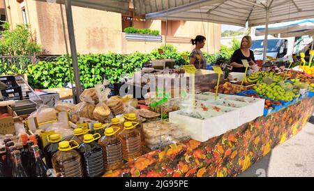 Mercato settimanale a Porto Azzuro sull'isola d'Elba Foto Stock