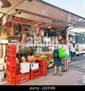 Mercato settimanale a Porto Azzuro sull'isola d'Elba Foto Stock