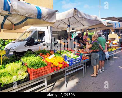 Mercato settimanale a Porto Azzuro sull'isola d'Elba Foto Stock