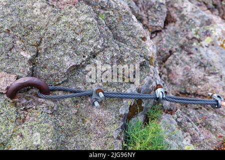 Robusto cavo in metallo affidabile con fissaggio di collegamento con bulloni e dadi di diverse dimensioni, all'aperto Foto Stock