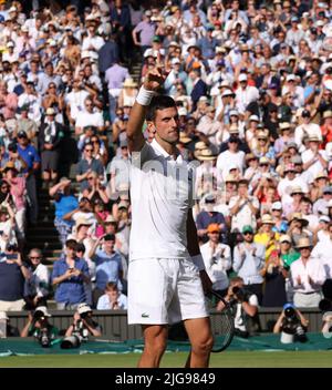 Londra, Regno Unito. 08th luglio 2022. Il serbo Novak Djokovic celebra la vittoria nella sua semifinale contro Cameron Norrie della Gran Bretagna il giorno dodici dei campionati Wimbledon 2022 a Londra venerdì 08 luglio 2022. Djokovic ha vinto la partita 2-6, 6-3, 6-2, 6-4. Foto di Hugo Philpott/UPI Credit: UPI/Alamy Live News Foto Stock