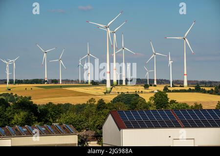 Wind farm vicino alla città della Westfalia orientale di Energiestadt Lichtenau, azienda agricola con impianto fotovoltaico, oltre 80 turbine eoliche su questa collina Foto Stock