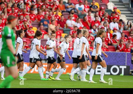 8th luglio 2022, Community Stadium, Brentford, Londra, Inghilterra: Torneo di calcio femminile europeo internazionale; Germania contro Danimarca; Germania giocatori dopo il loro obiettivo nel 21st minuti per il 1-0. Foto Stock