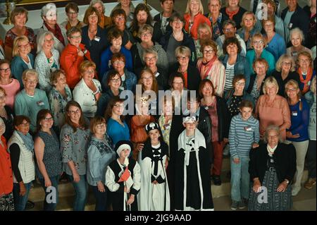 Naumburg, Germania. 08th luglio 2022. UTAS tra di loro alla foto di gruppo per l'incontro Uta nella Cattedrale di Naumburg. I bambini, i giovani e le donne con il nome Uta sono venuti all'incontro di Uta a Naumburg. Con l'ormai ottavo incontro, viene commemorata Uta von Ballenstedt, la famosa figura fondatrice della Cattedrale di San Pietro e Paolo, patrimonio dell'umanità dell'UNESCO. Credit: Heiko Rebsch/dpa/Alamy Live News Foto Stock