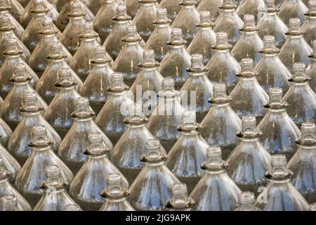 Bottiglie di vetro vuote e trasparenti a Coney Island, Brooklyn, New York Foto Stock