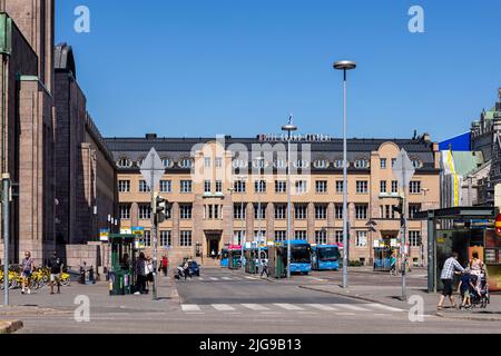 I turisti camminano di fronte al Grand Central Hotel di Helsinki Foto Stock