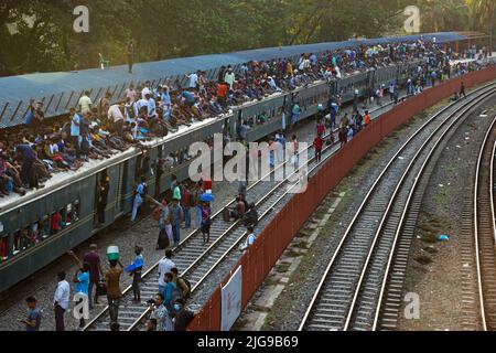 9 luglio 2022, Dhaka, Dhaka, Bangladesh: Non riuscendo a trovare posto all'interno del treno, i turisti del Bangladesh cavalcano su un treno sovraffollato e rischiano la loro vita mentre si affrettano a tornare a casa con le loro famiglie in vista del più grande festival musulmano, Eid al-Adha, festa del sacrificio, presso la stazione ferroviaria dell'aeroporto di Dhaka, Bangladesh. Migliaia di abitanti della città di Dhaka hanno iniziato a lasciare la città per la loro città natale in un disperato tentativo di celebrare il festival di Eid al-adha. La gente del posto affronta il viaggio arrampicandosi, aggrappandosi e aggrappandosi lungo i tetti delle locomotive. Credit: ZUMA Press, Inc./Alamy Live News Foto Stock