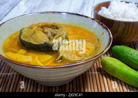 Southern Thai Gaeng Som - zuppa di pesce gatto acida con germogli di bambù, sapore piccante. Gaeng Som è uno dei cibi popolari. Foto Stock