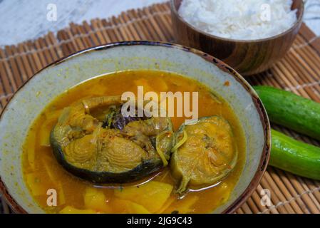Southern Thai Gaeng Som - zuppa di pesce gatto acida con germogli di bambù, sapore piccante. Gaeng Som è uno dei cibi popolari. Foto Stock