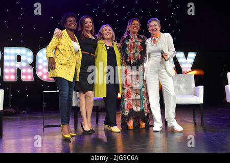 LaChanze, Donna Murphy, Hillary Clinton, Vanessa Williams e Julie White partecipano al 'Here's to the Ladies Panel: Hillary Rodham Clinton' a BroadwayC Foto Stock