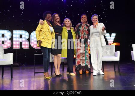 LaChanze, Donna Murphy, Hillary Clinton, Vanessa Williams e Julie White partecipano al 'Here's to the Ladies Panel: Hillary Rodham Clinton' a BroadwayC Foto Stock