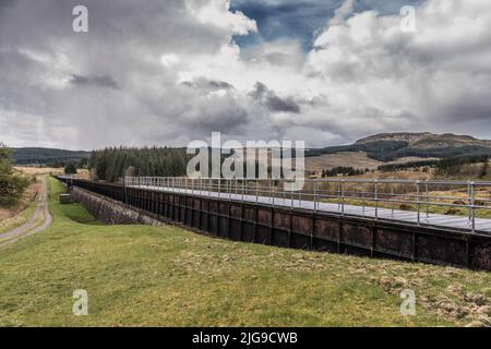 Corrie Aqueduct che trasporta l'approvvigionamento idrico pubblico da Loch Katrine a Glasgow lungo il sentiero Rob Roy Way. Foto Stock