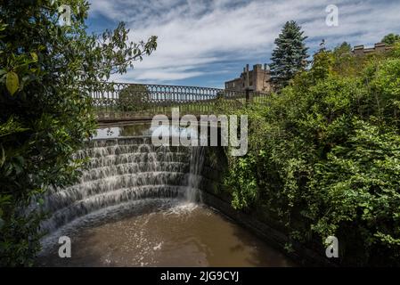 Ripley Beck con il castello Ripley sullo sfondo visto da Hollybank Lane a piedi e pista ciclabile Foto Stock