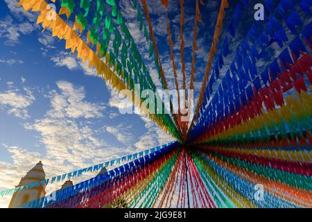 decorazione di são joão - bandiere colorate e palloncino decorativo decorare festa junina in brasile Foto Stock