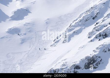 Alpinisti sciistici in terreno innevato alpinistico in salita , Slovacchia, Europa Foto Stock