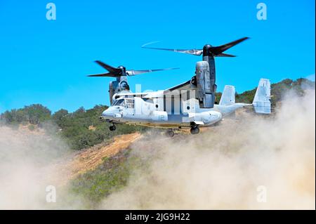 Un corpo Marino degli Stati Uniti MV-22 Osprey atterra su una pista recentemente riparata durante l'operazione Turning Point sulla base della forza spaziale di Vandenberg, Calif., 16 giugno 2022. L'Osprey si abbassò rapidamente, caricò il personale e si decolse per testare la viabilità della pista dopo le riparazioni. (STATI UNITI Space Force Foto di Airman 1st Classe Rocio Romo) Foto Stock