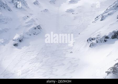 Tre scialpinisti in terreno innevato alpinistico in salita , Slovacchia, Europa Foto Stock