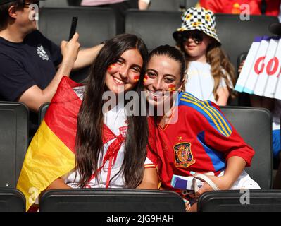 Milton Keynes, Inghilterra, 8th luglio 2022. Tifosi spagnoli durante la partita UEFA Women's European Championship 2022 allo Stadium:mk, Milton Keynes. Il credito d'immagine dovrebbe essere: David Klein / Sportimage Foto Stock