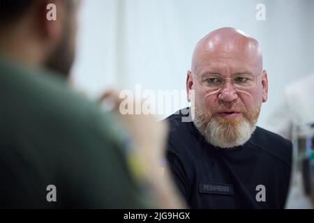 Dnipro, Ucraina. 08th luglio 2022. Dnipropetrovsk Amministrazione militare Regionale Valentyn Reznichenko, briefing Presidente ucraino Volodymyr Zelenskyy, durante una visita alla regione devastata dalla guerra, 8 luglio 2022 a Dnipro, Dnipropetrovsk, Ucraina. Credit: Ukraine Presidency/Ukrainian Presidential Press Office/Alamy Live News Foto Stock