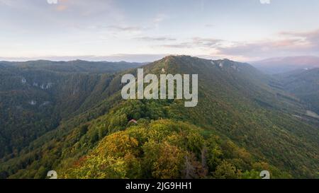 Cresta di montagna in foresta densa cattura ultima luce del giorno durante il tramonto autunnale, Slovacchia, Europa Foto Stock