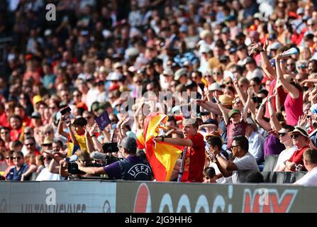 Milton Keynes, Inghilterra, 8th luglio 2022. Tifosi durante la partita UEFA Women's European Championship 2022 allo Stadium:mk, Milton Keynes. Il credito d'immagine dovrebbe essere: David Klein / Sportimage Foto Stock