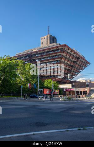 L'edificio della radio slovacca si trova a Bratislava. Ha la forma di una piramide rovesciata. Foto Stock