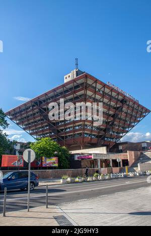 L'edificio della radio slovacca si trova a Bratislava. Ha la forma di una piramide rovesciata. Foto Stock