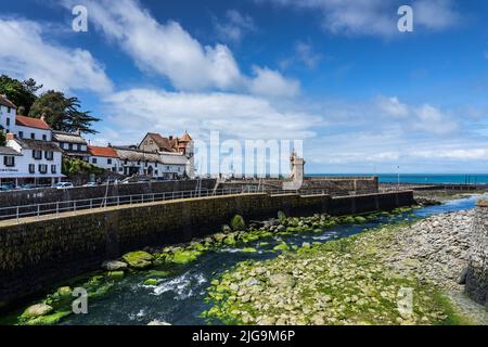 Fiume Lyn che scorre nel mare a Lynmouth, Devon, Inghilterra Foto Stock