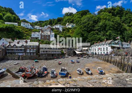 Clovelly Harbour, Devon, Inghilterra a bassa marea Foto Stock