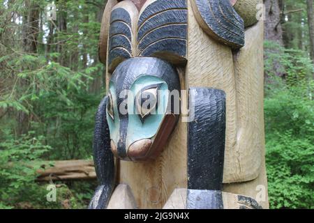 Pali totem Tlingit nel Parco storico Nazionale di Sitka Foto Stock