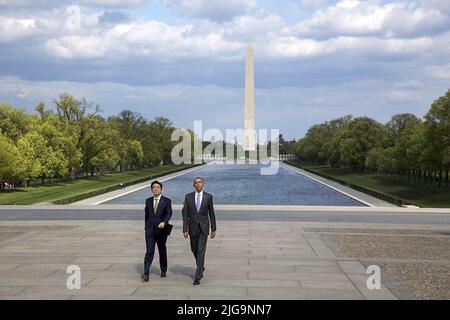 Washington, Distretto di Columbia, USA. 27th Apr 2015. Il presidente degli Stati Uniti BARACK OBAMA e il primo ministro giapponese SHINZO ABE camminano insieme dalla piscina riflettente verso il Lincoln Memorial a Washington, DC. Credit: Pete Souza/The White House/ZUMAPRESS.com/Alamy Live News Foto Stock